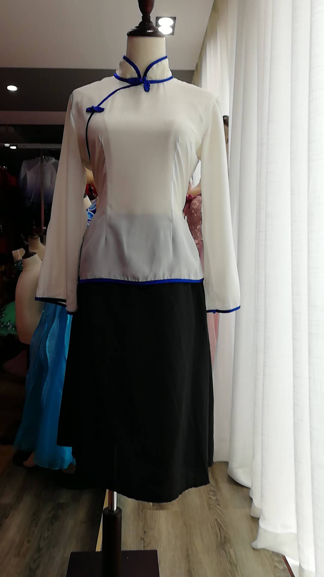 现代古典服1